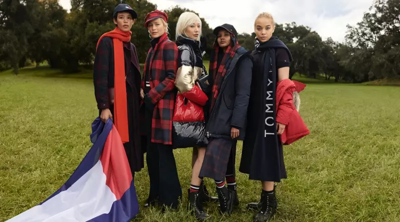 Dilone, Carolyn Murphy, Soo Joo Park, Halima Aden, ແລະ Jasmine Sanders ຕໍ່ໜ້າແຄມເປນ Tommy Hilfiger ລະດູໃບໄມ້ຫຼົ່ນ 2020.