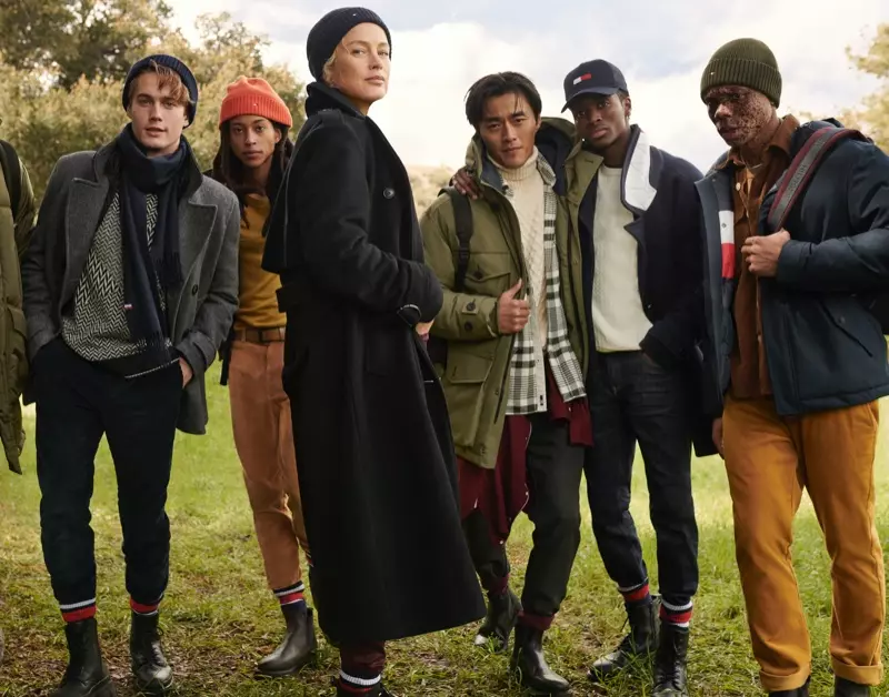 Carolyn Murphy posa con modelos masculinos para la campaña otoño-invierno 2020 de Tommy Hilfiger.