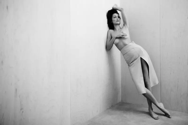 Бэла Хадыд носіць скарачаную моду для Vogue Greece