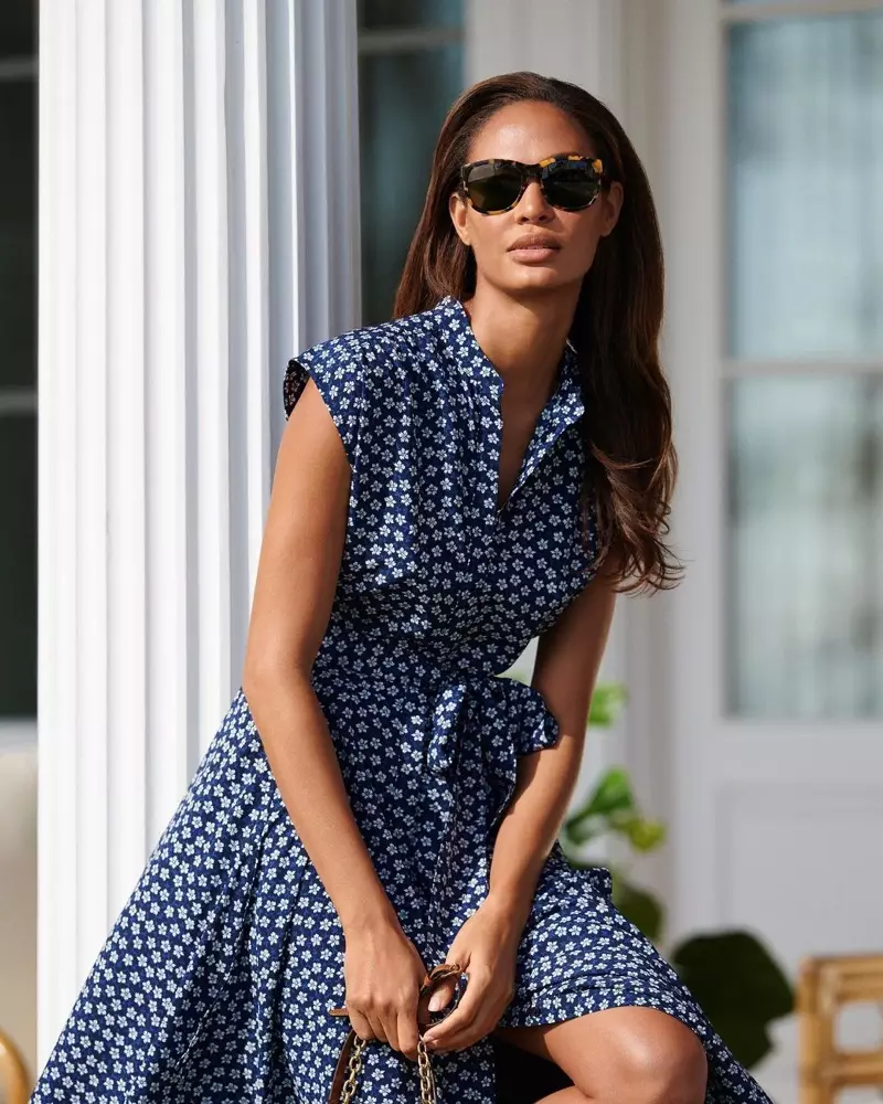 Si Joan Smalls nagsul-ob og floral crepe shirtdress gikan sa Lauren Ralph Lauren spring 2021 collection.