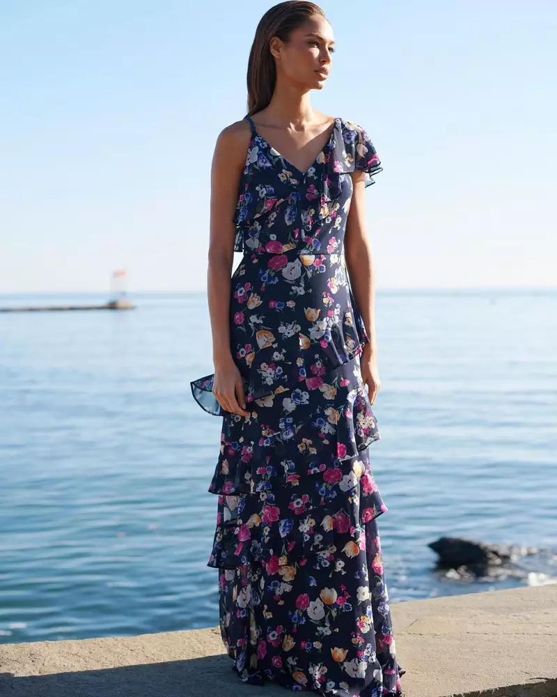 Si Joan Smalls nagsul-ob og floral georgette gown sa Lauren Ralph Lauren spring 2021 nga kampanya.