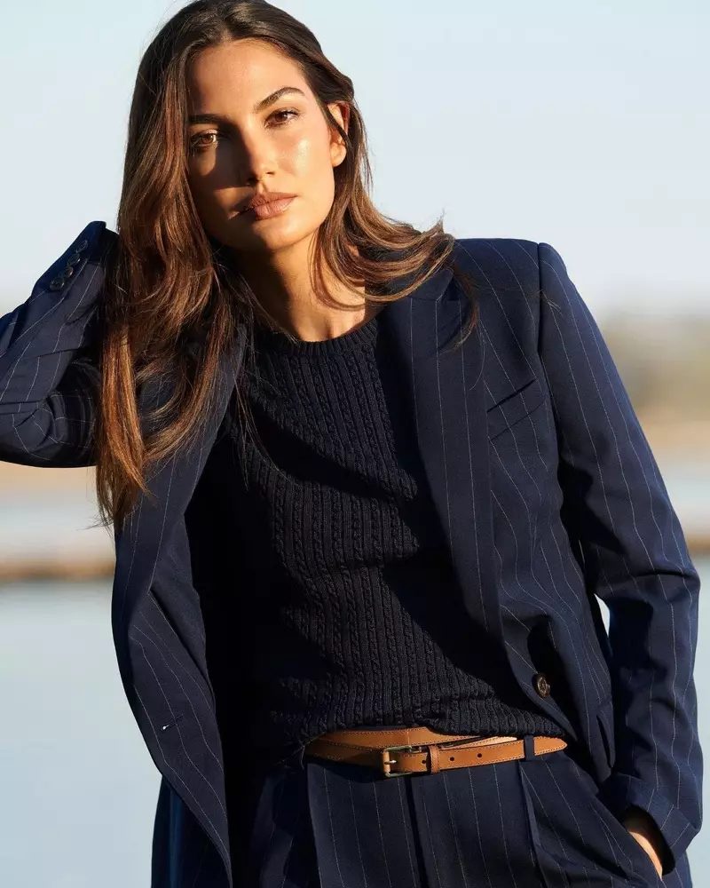 Lily Aldridge bærer blazer-stylings fra Lauren Ralph Lauren forår 2021-kollektionen.