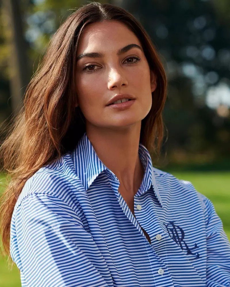 Yn barod ar gyfer ei closeup, Lauren Ralph Llysgennad Lauren Lily Aldridge yn gwisgo crys logo.