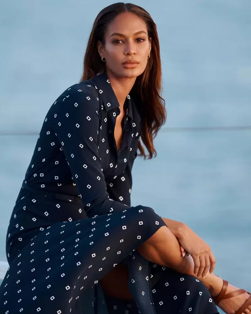 Ang modelo nga si Joan Smalls nag-pose sa Lauren Ralph Lauren nga naka-print nga crepe shirtdress.