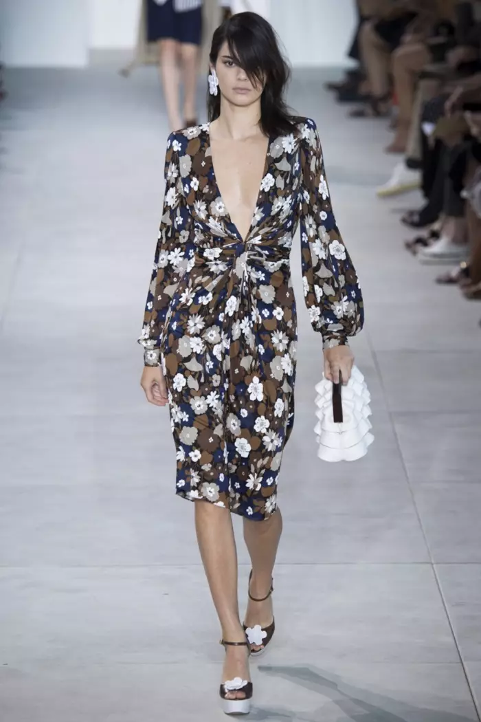 Michael Kors Primavera 2017: Kendall Jenner camina per la passarel·la amb un vestit d'estampat floral amb coll en V