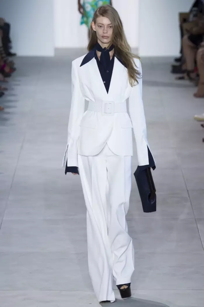 Michael Kors Spring 2017: Ondria Hardin berjalan di landasan dalam seluar putih dengan tali pinggang