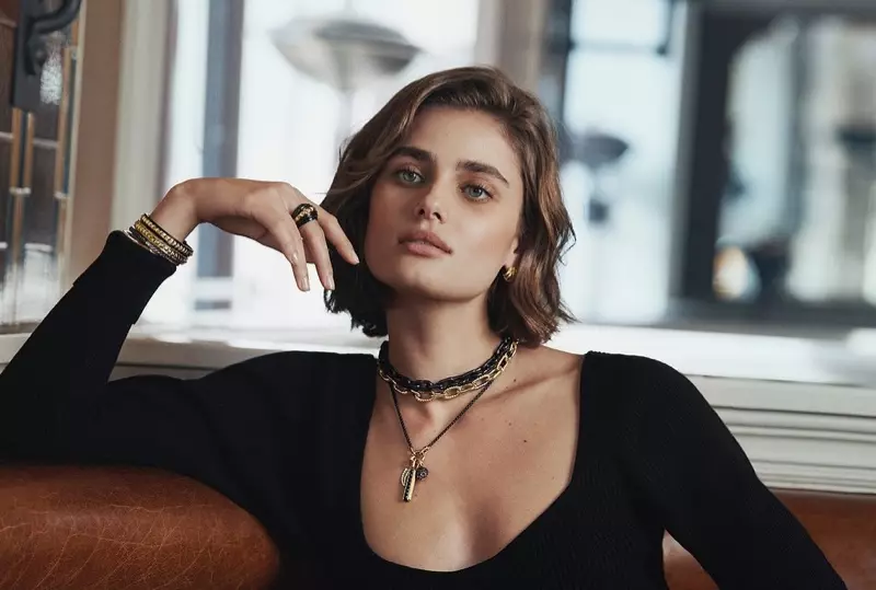 Taylor Hill nešioja juodos ir auksinės spalvos papuošalus David Yurman 2021 m. pavasario-vasaros kampanijai.