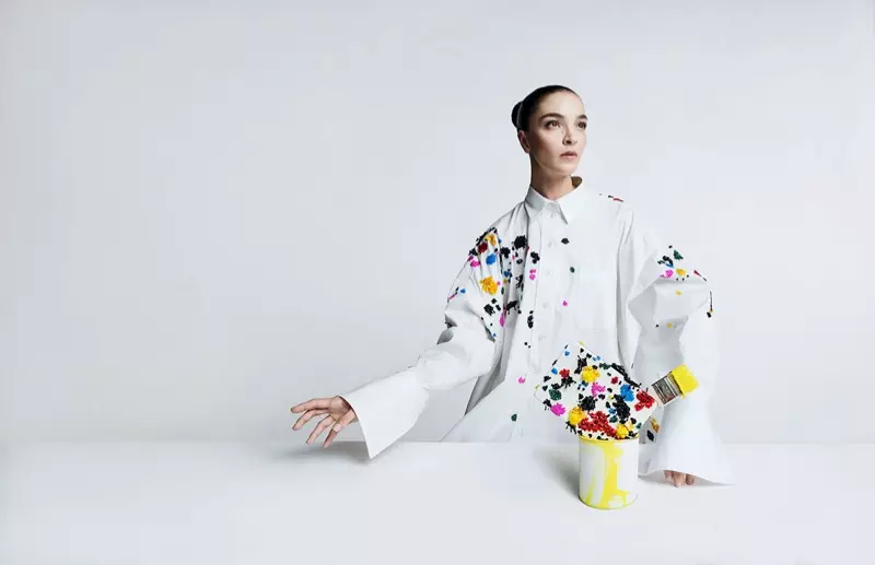 Modelul Mariacarla Boscono poartă un design pictural în campania primăvară-vară 2018 a lui Oscar de la Renta