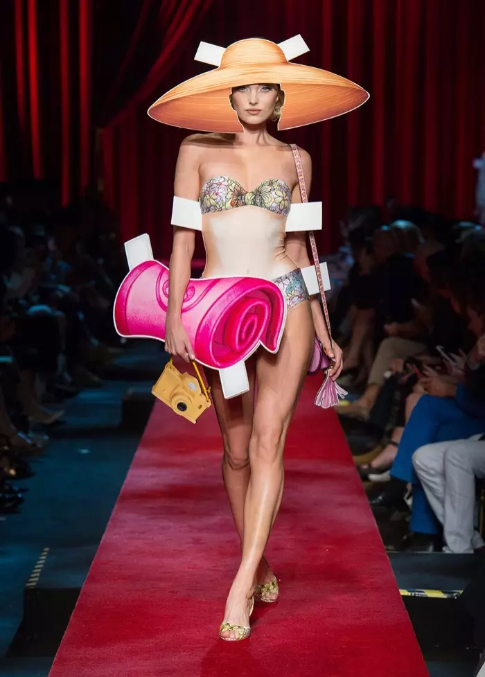 Moschino İlkbahar 2017: Elsa Hosk podyumda kağıt bebek stili güneş şapkası, bikini, havlu ve çantayla yürüyor