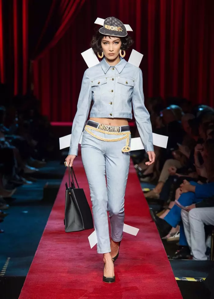 Moschino Spring 2017: Si Bella Hadid naglakaw sa runway sa papel nga kalo nga adunay light wash denim jacket ug pantalon