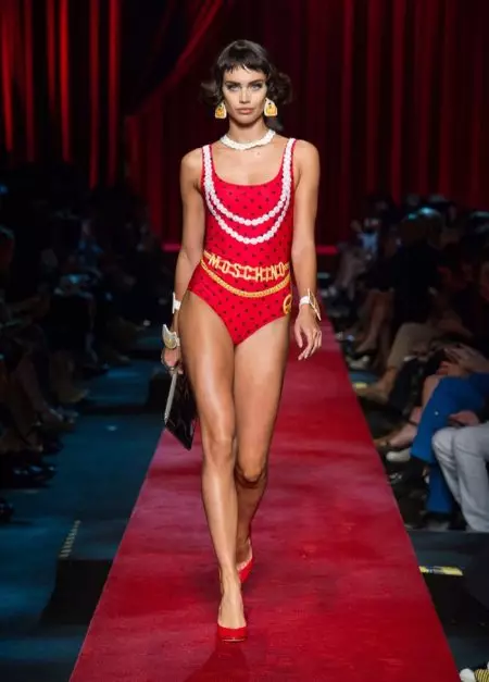 Moschino 2017 yil bahori uchun qog'oz qo'g'irchoqlarni jonlantiradi