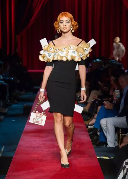 Moschino, 2017 İlkbaharında Kağıt Bebeklere Hayat Veriyor