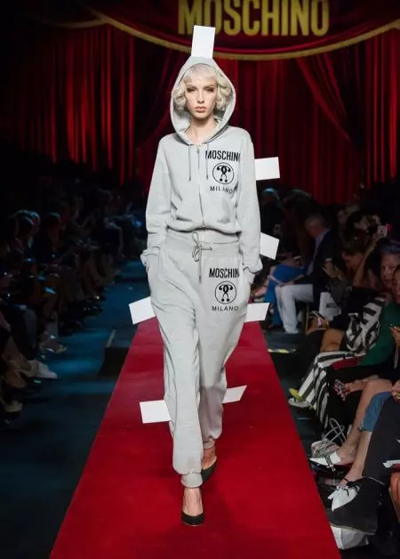 Moschino оживява хартиените кукли за пролетта на 2017 г