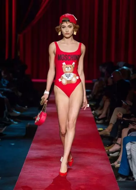 Moschino da vida a las muñecas de papel para la primavera de 2017