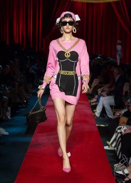 Moschino 为 2017 年春季推出纸娃娃