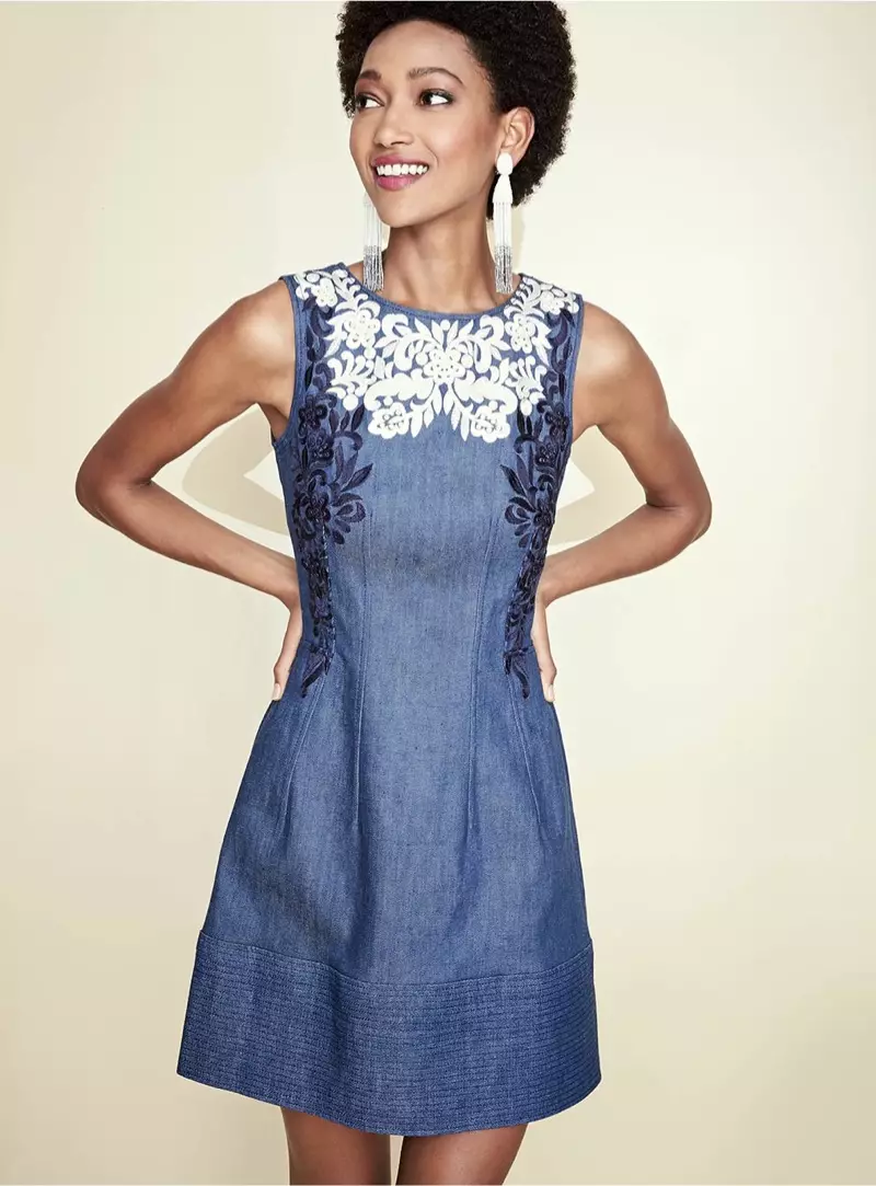 Oscar de la Renta - Robe en denim brodée au fil, boucles d'oreilles clip à pampilles en perles ombrées et bague tendance baguette moderne