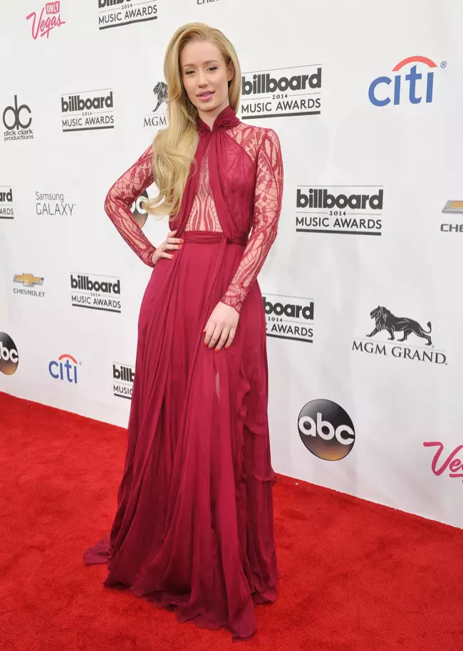 Shleamhnaigh Iggy Azalea isteach i gúna dearg Zuhair Murad