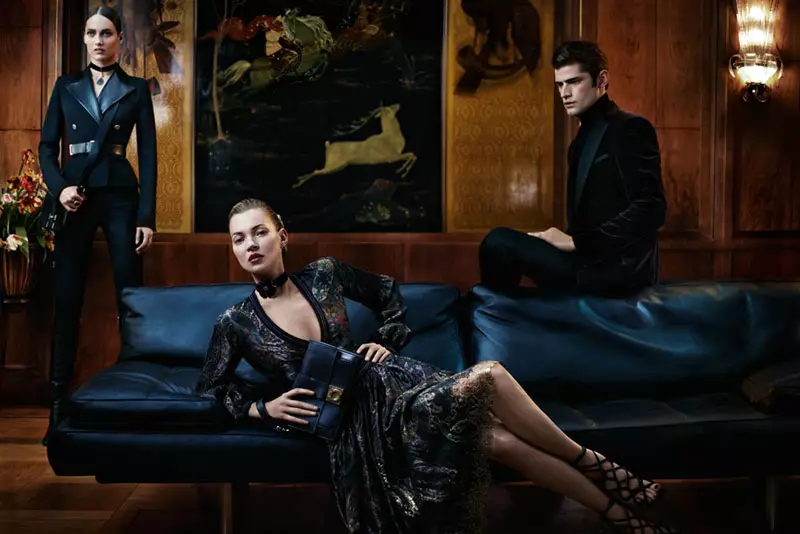 Kate Moss ja Karmen Pedaru õhkavad elegantsi Salvatore Ferragamo 2012. aasta sügiskampaanias, autor Mikael Jansson