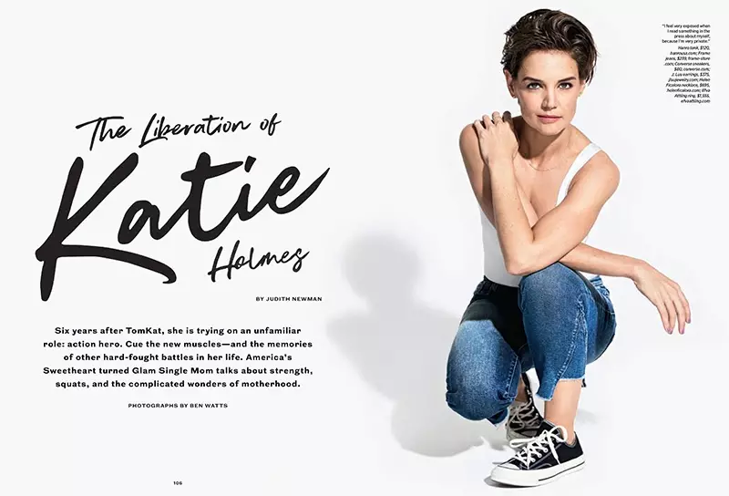 D'Actrice Katie Holmes huet Hanro Tank, FRAME Jeans a Converse Turnschuere