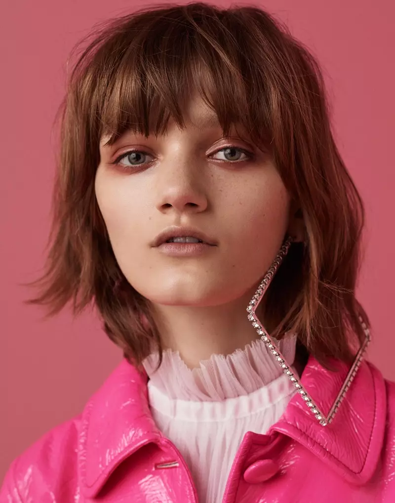 Gefotografeerd door Jason Kim, modelleert Peyton Knight roze looks voor de mode-redactie