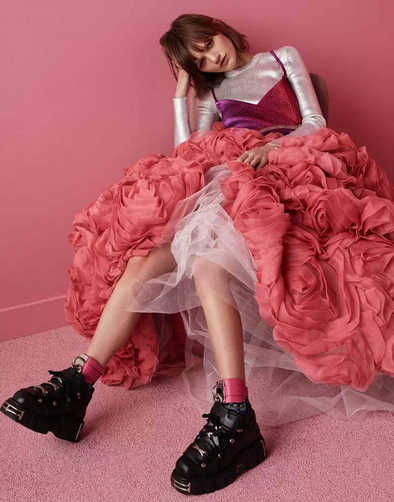 Model Peyton Knight nosi Carven srebrni top, Area grudnjak i Christian Siriano suknju od tila