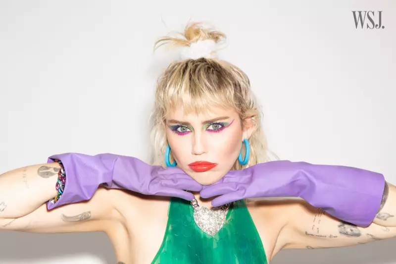 Mengenakan lipstik merah, Miley Cyrus berpose untuk WSJ. Majalah.