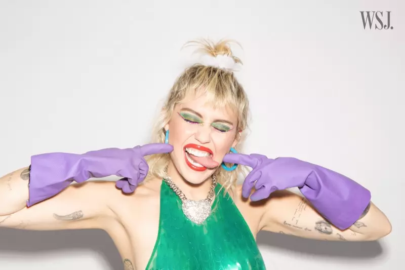 Affichant une expression ludique, Miley Cyrus porte un look fantaisiste.