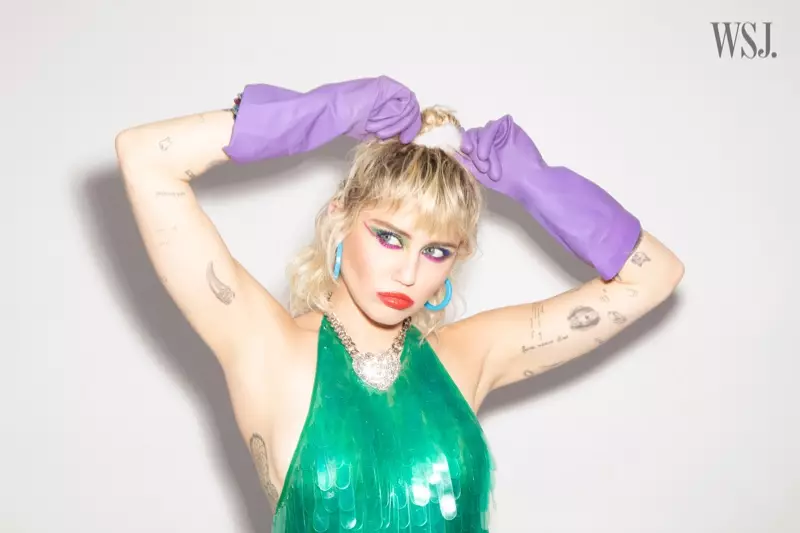 Sängerin Miley Cyrus zeigt ihre Tattoos.