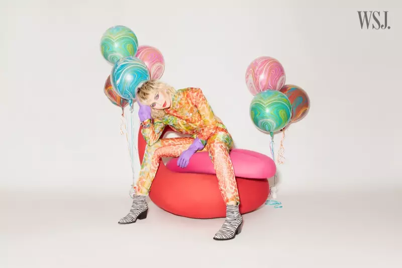 Miley Cyrus ap antoure pa balon ak bèt enprime.