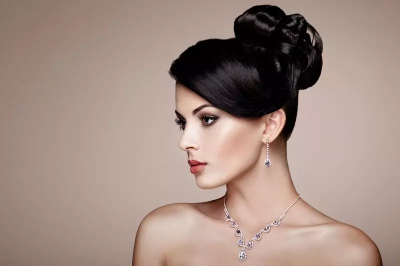 Model Kecantikan Anting-anting Berlian Kalung Gaya Rambut Updo Anggun