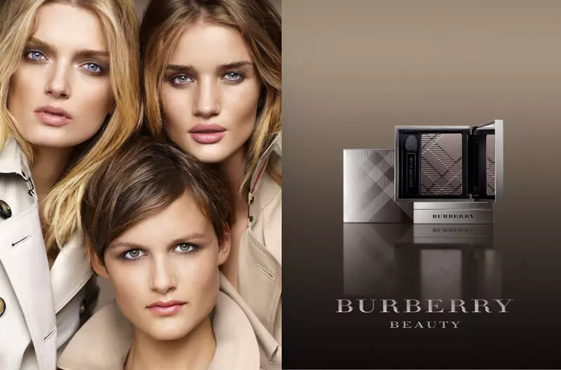 Burberry Beauty 2010 ແຄມເປນ | Rosie, Nina & Lily ໂດຍ Mario Testino