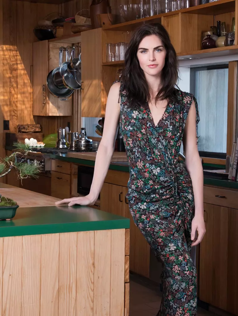 Hilary Rhoda porte une robe midi froncée dans la campagne automne 2016 de Veronica Beard