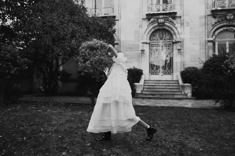 Si Natasha Poly Poses sa Ethereal White Dresses para sa Vogue Russia