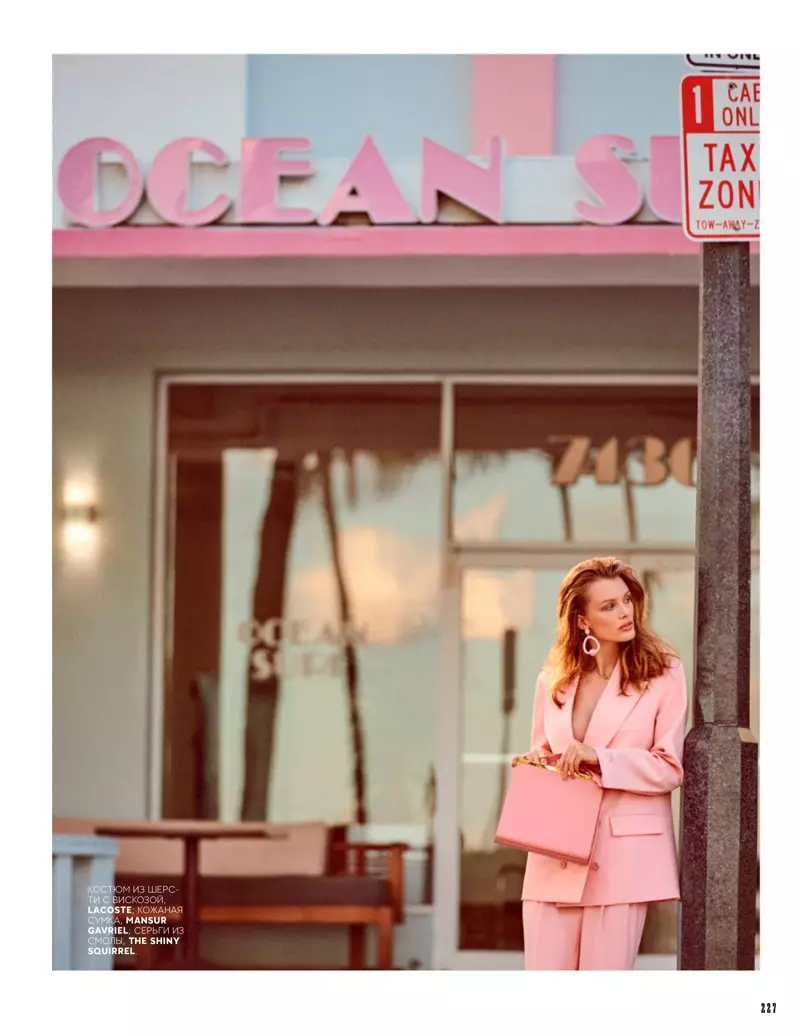 Kris Grikaite Faras Elegantan Strandan Vojaĝon por Vogue Rusio