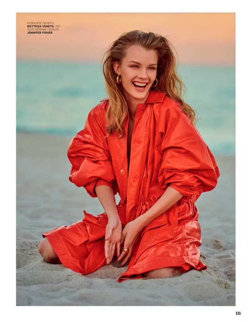 Kris Grikaite stílusos tengerparti kirándulásra indul a Vogue Oroszországban