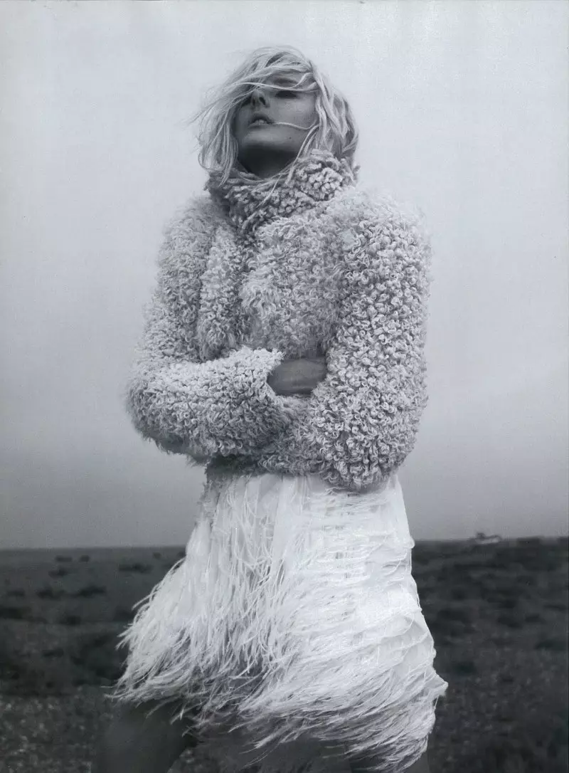 ULisanne de Jong nguMiguel Reveriego weHarper's Bazaar UK Novemba 2011