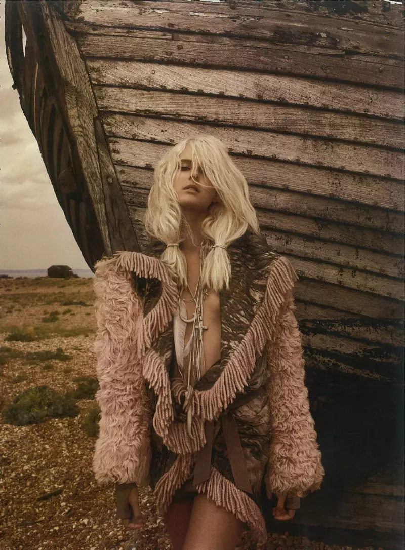 Lisanne de Jong vum Miguel Reveriego fir Harper's Bazaar UK November 2011