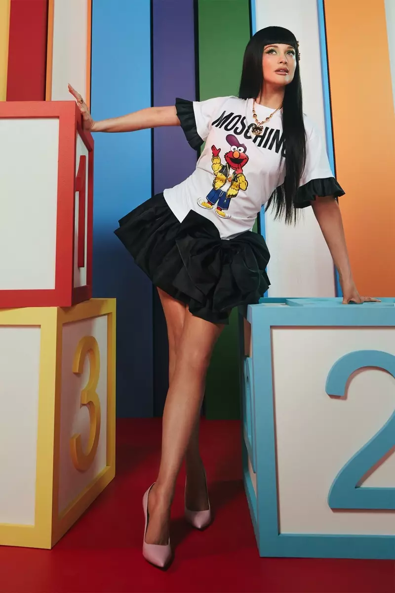 Kacey Musgraves poserer med numre til Moschino x Sesame Street-kampagnen.