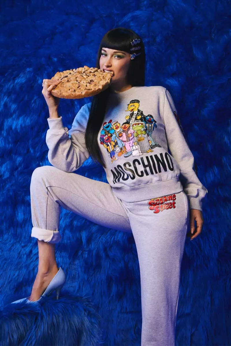 Kacey Musgraves spiller hovedrollen i Moschino x Sesame Street-kampagnen.