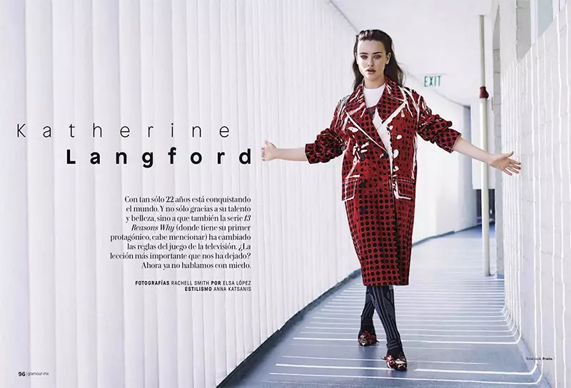 Η Katherine Langford ποζάρει με ολοκληρωμένη εμφάνιση από την Prada