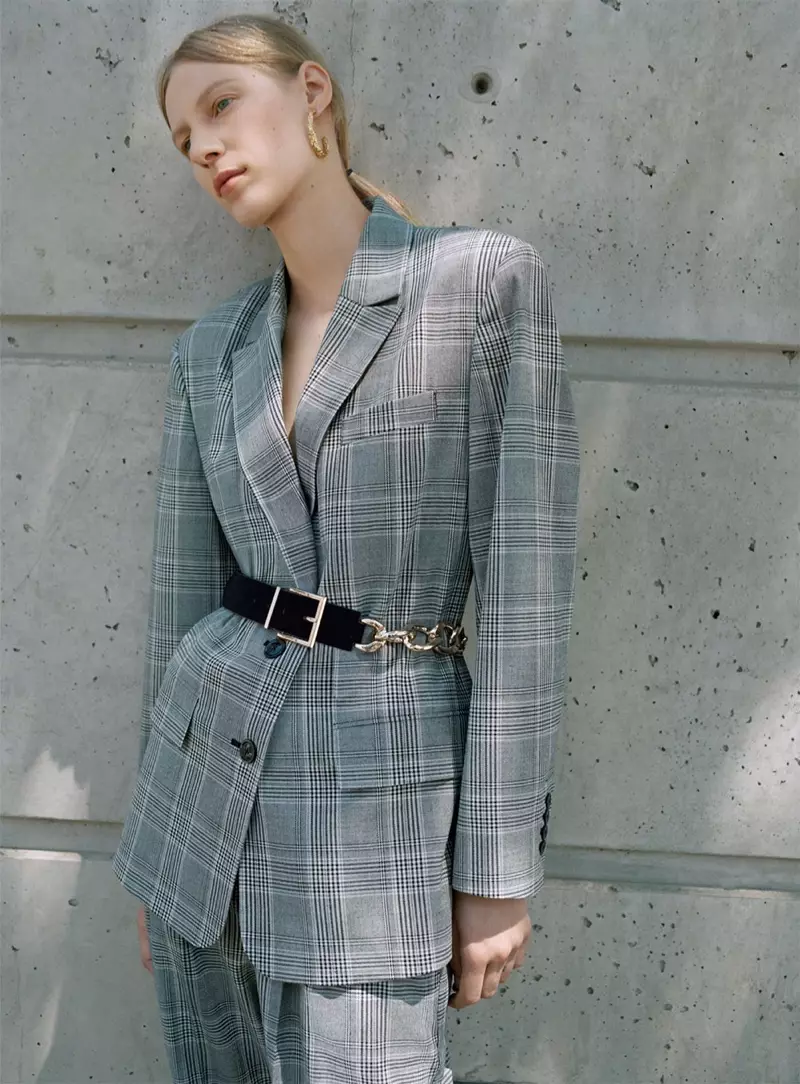 Zara သည် Blazer နှင့် လိုက်ဖက်သောဘောင်းဘီများကို စစ်ဆေးခဲ့သည်။