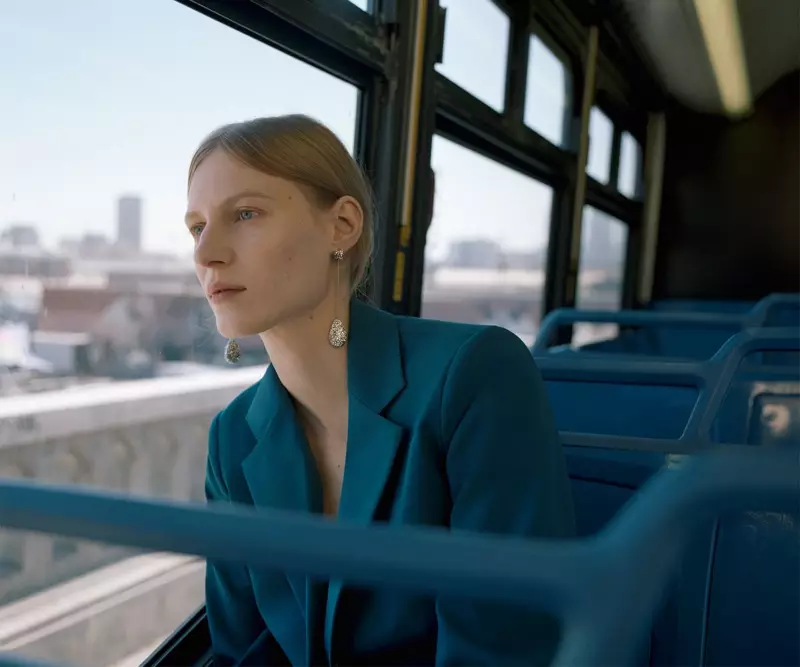 Julia Nobis hnav Zara turquoise blazer thiab diamante tsej