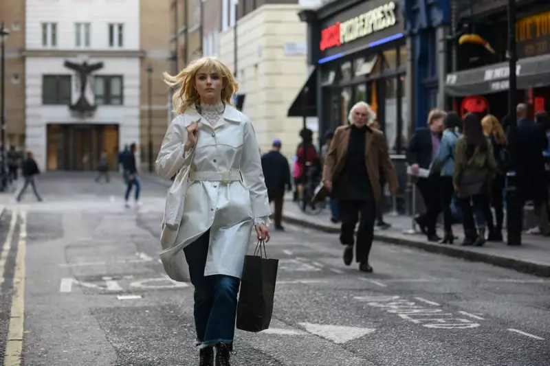 Thomasin McKenzie kao Eloise nosi elegantan bijeli kaput u filmu PROŠNOĆ U SOHO-u. | Foto: Parisa Taghizadeh / © 2021 Focus Features, LLC