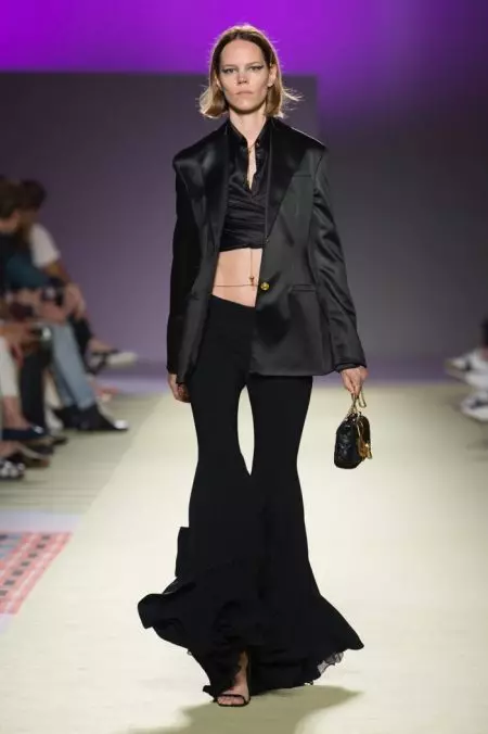 Versace 2019-yil bahori uchun qalin bosma nashrlarni taqdim etadi