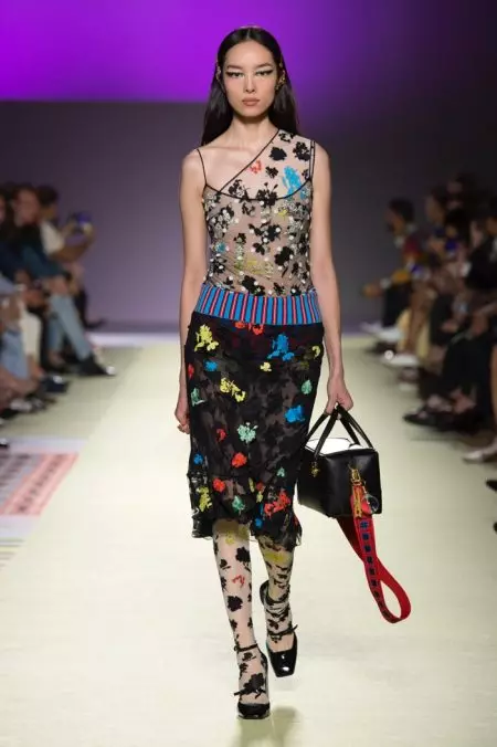 Naghahatid ang Versace ng Mga Bold Print para sa Spring 2019