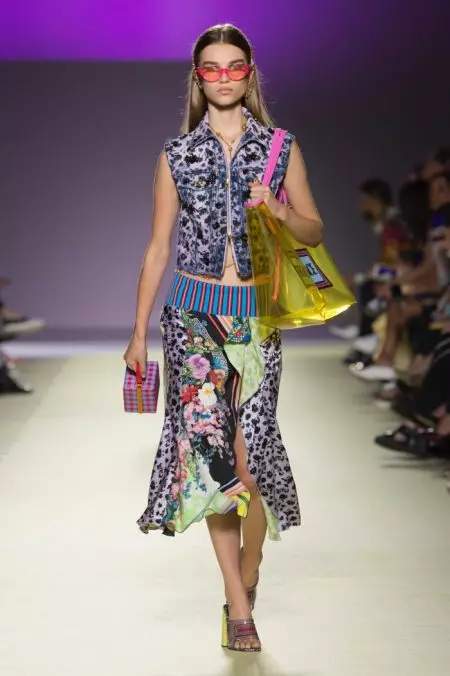 Naghahatid ang Versace ng Mga Bold Print para sa Spring 2019