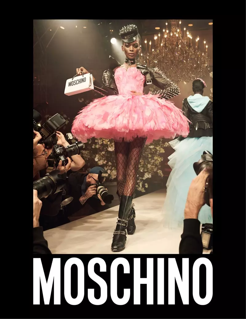 Aube Jolicoeur, Moschino'nun 2018 İlkbahar-Yaz kampanyası için pembe rengiyle çok güzel görünüyor