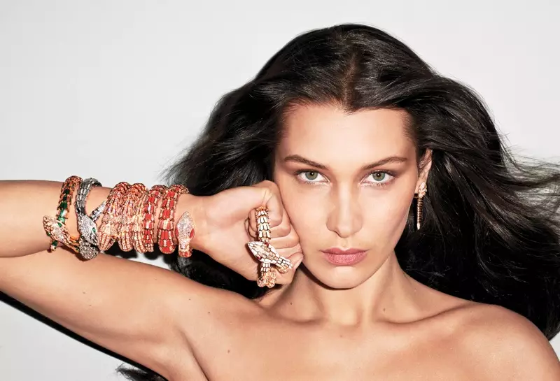 Bella Hadid posa en denim y diamantes para la sesión de fotos de la revista Sexy V