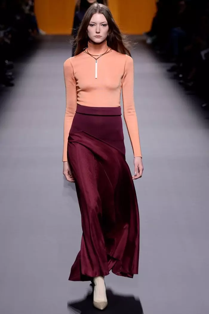 Ihe nlereanya na-aga n'okporo ụzọ runway na ihe nkiri Hamis' ọdịda-oyi 2016 nke yi uwe turtleneck na silk maxi sket.