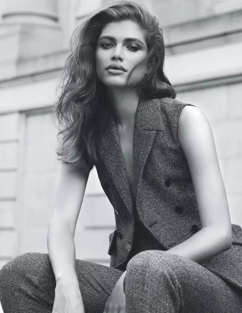 Valentina Sampaio draagt elegante looks voor ELLE France